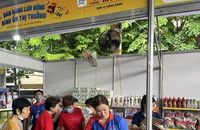 Người dân mua sắm nhiều hàng hóa ưu đãi. Ảnh: TÚ UYÊN