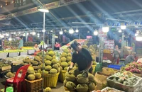 Sầu riêng bày bán tại chợ đầu mối Hóc Môn TP.HCM. Ảnh: TÚ UYÊN