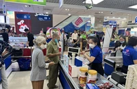 Người tiêu dùng mua sắm ở siêu thị. Ảnh: TÚ UYÊN