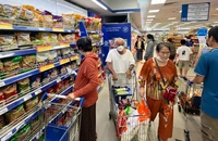Người dân mua sắm tại siêu thị. Ảnh: TÚ UYÊN