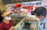 Quản lý thị trường TP.HCM kiểm tra cửa hàng kinh doanh vàng. Ảnh: Cục QLTT TP.HCM