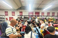 Người dân háo hức chờ mua sắm hàng hiệu giảm giá đến 80% 