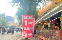 Nhiều điểm bán bánh trung thu 'tung chiêu' khuyến mãi mua 1 được 4