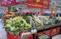 Thực phẩm tươi sống đầy trên quầy kệ siêu thị sáng ngày 8-9. 