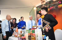 Phó Chủ tịch UBND TP.HCM (hứ ba từ phải qua) tham quan khu vực livestream tại hội nghị