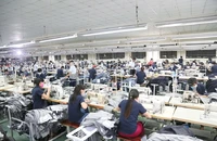 Doanh nghiệp dệt may khó tuyển dụng lao động. Ảnh: TÚ UYÊN