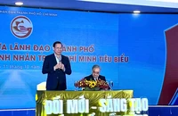 Lãnh đạo UBND TP.HCM phát biểu chúc mừng tại lễ kỷ niệm. Ảnh: TÚ UYÊN