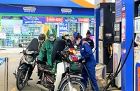 Người dân đổ xăng tại cửa hàng xăng dầu quận Tân Bình. Ảnh: TÚ UYÊN