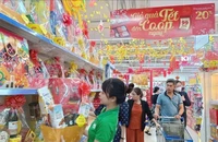 Nhiều siêu thị mở cửa đến sát giao thừa phục vụ khách mua sắm Tết