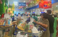 Người dân đi siêu thị mua sắm giỏ quà Tết 