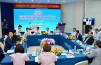 Hàng xách tay đang "phá" doanh nghiệp