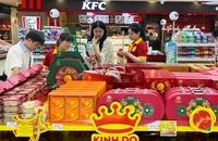 Nhà kinh doanh bánh trung thu tung nhiều mẫu mã đẹp, thị trường vẫn thờ ơ