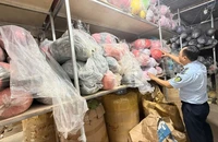 ​Phát hiện kho chứa hơn 5.000 mũ bảo hiểm '3 không' ở TP.HCM