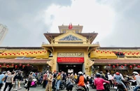 Người dân rủ nhau sắm Tết, sức mua bùng nổ ngày cuối năm