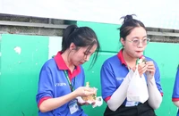 Dậy từ lúc 4 giờ, bỏ bữa sáng để tiếp sức mùa thi