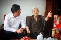 Chủ tịch UBND TP.HCM thăm, tặng quà người có công 