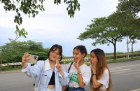 Giới trẻ nô nức 'check-in' ở con đường thơ mộng của làng đại học TP.HCM 