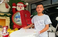 Mô hình ông già Noel, người tuyết khổng lồ làm từ xốp "hốt bạc" dịp Giáng sinh