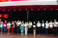 Trẻ em bị ảnh hưởng bởi COVID-19 ở TP.HCM được trao nhiều gói hỗ trợ