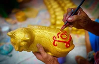 "Đột nhập" làng gốm Lái Thiêu xem làm mèo vàng đón Tết 