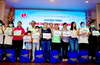 "Thắp sáng lòng nhân ái" trao 1.600 phần quà cho trẻ mồ côi và người khuyết tật 