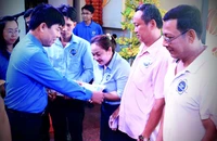Công nhân lao động khó khăn thêm niềm vui khi được nhận quà Tết, vui chơi miễn phí tại Đầm Sen