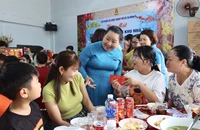 Ấm áp bữa cơm ngày Tết nơi xóm trọ công nhân 