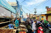 Người dân TP.HCM đổ xô đi mua cá lóc nướng ngày vía Thần tài