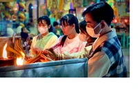 Rằm tháng Giêng, người dân đổ về chùa Bà Châu Đốc 2 cầu tài lộc, bình an