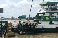 Tàu biển va chạm bến nổi tại phà Cát Lái