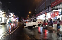 Thủ Đức: Tránh xe máy, ô tô lật nhào trong cơn mưa 