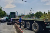 Container gặp tai nạn trong mưa, cầu Tân Thuận bị ùn ứ