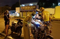 Ra đường chỉ để hẹn hò, đi lấy đồ giặt ủi... bị CSGT lập biên bản