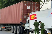 Xe tải tông đuôi container đậu bên đường, tài xế tử vong trong cabin