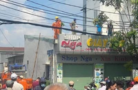 Đi tỉa cây thuê, bị điện giật tử vong tại TP Thủ Đức