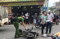 TP Thủ Đức: Xe máy điện va chạm với 2 ô tô khiến 1 người tử vong