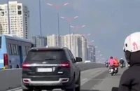 Công an truy tìm tài xế lái ô tô vào đường cấm trên cầu Sài Gòn