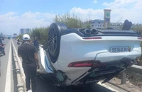 Siêu xe Porsche nổ bánh, lật ngửa trên cao tốc