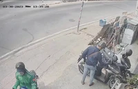 Trộm vứt dao bỏ chạy khi bị chủ nhà truy đuổi