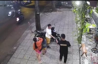 Truy tìm người nhặt chiếc ví chứa 200 triệu đồng khách để quên