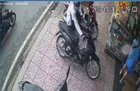 Camera ghi cảnh kẻ trộm lấy xe của sinh viên ở Thủ Đức trong 10 giây