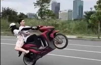 Công an Thủ Đức làm việc với người chở cô gái bốc đầu, chạy xe 1 bánh 