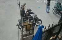 Nhà cụ bà 80 tuổi ở quận Phú Nhuận 9 lần bị kẻ lạ mặt tạt chất bẩn