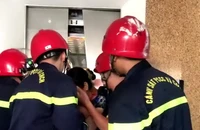 Cảnh sát PCCC giải cứu 9 người kẹt trong thang máy tại TP Thủ Đức