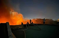 Cảnh sát PCCC ngâm mình dưới kênh nhiều rác thải để chữa cháy tại quận 7