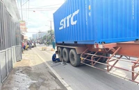 TP Thủ Đức: Chồng ngồi khóc bên thi thể vợ bị xe container cán tử vong