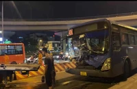 Xe buýt tông xe tải, xe tải tông dải phân cách ở TP Thủ Đức