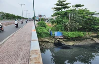 Cướp điện thoại của học sinh đang câu cá rồi cùng vợ đem bán