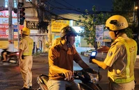 Bị CSGT đo nồng độ cồn, người vi phạm nói 'mình chung chuyên ngành mà'