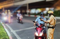 Bị đo nồng độ cồn: Người nói chỉ uống 1 lon, người bỏ xe không đóng phạt